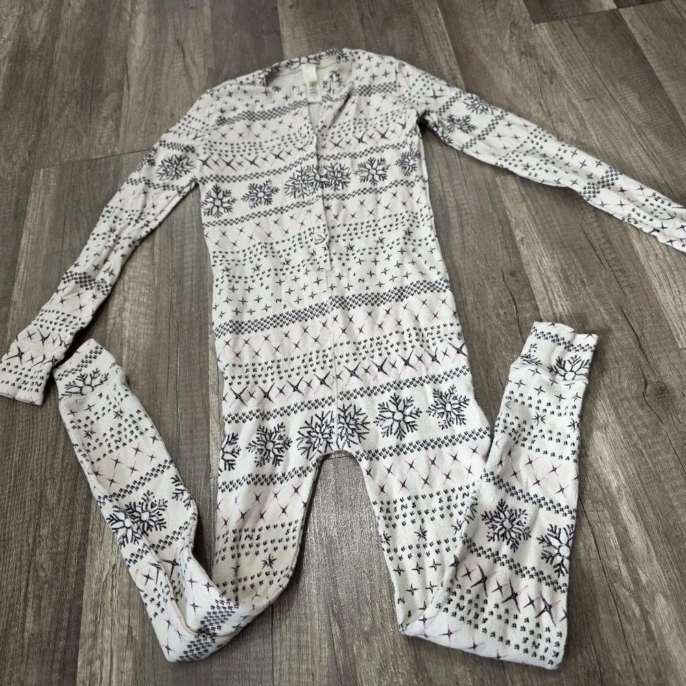 SKIMS KIDS POINTELLE HENLEY ONESIE ROMPER PJS 6 Cozy Snowflake Kids Pajamas